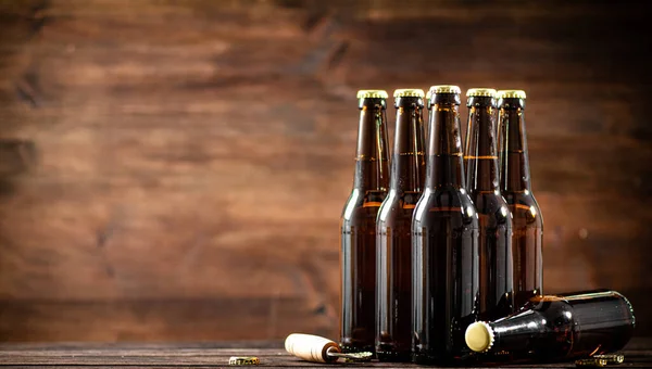 Μπουκάλια Μπύρας Ξύλινο Φόντο — Φωτογραφία Αρχείου