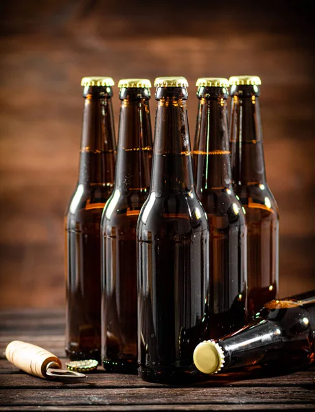 Butelki Piwie Drewnianym Tle — Zdjęcie stockowe
