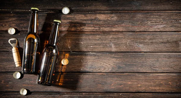 Botellas Con Cerveza Abridor Sobre Fondo Madera — Foto de Stock