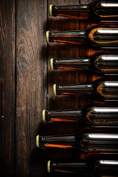 Пивная Бутылка Деревянном Фоне — стоковое фото