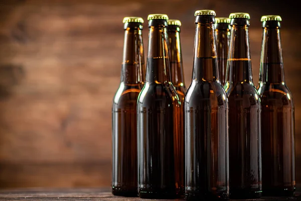 Bierflaschen Auf Holzgrund Stockfoto