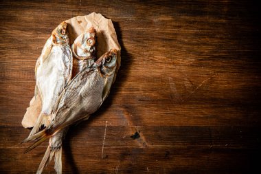 Bira için kurutulmuş balık. Tahtada..