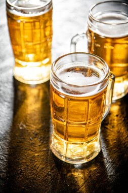 Biralı bardaklar. Kırsal arkaplanda.