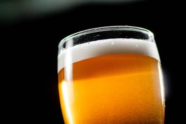 Cam bira. Siyah arkaplanda.