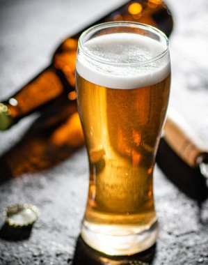 Biralı bardak. Kırsal arkaplanda.