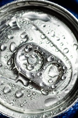 Bira, su damlalarıyla kaplanabilir. Konsept atış.