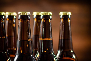 Bira şişeleri. Ahşap arka planda.