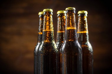 Kapalı şişelerde taze bira. Kırsal arkaplanda.
