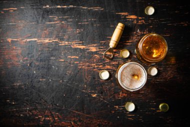 Taze biralı bardaklar. Kırsal arkaplanda.