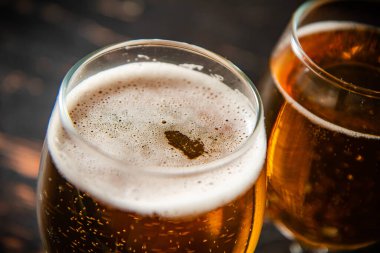 Taze biralı bardaklar. Kırsal arkaplanda.