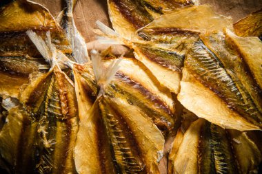 Kurutulmuş ve tuzlanmış balık, bira atıştırmalığı. Kırsal arkaplanda.