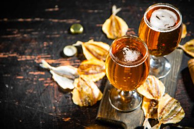 Bira ve kurutulmuş balık. Kırsal arkaplanda.