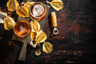 Bira ve kurutulmuş balık. Kırsal arkaplanda.