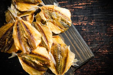 Kurutulmuş ve tuzlanmış balık, bira atıştırmalığı. Kırsal arkaplanda.