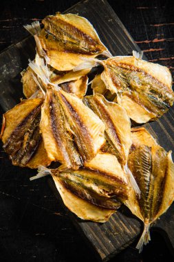 Kurutulmuş ve tuzlanmış balık, bira atıştırmalığı. Kırsal arkaplanda.