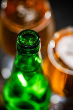 Bardakta taze bira. Kırsal arkaplanda.