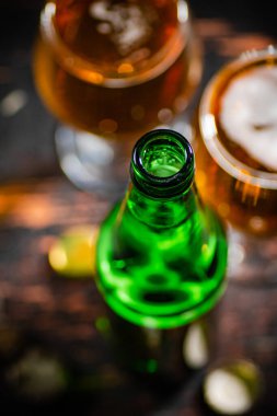 Bardakta taze bira. Kırsal arkaplanda.