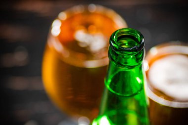 Bardakta taze bira. Kırsal arkaplanda.