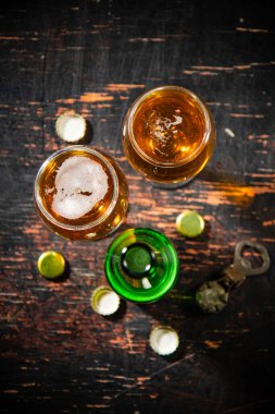 Bardakta taze bira. Kırsal arkaplanda.