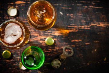 Bardakta taze bira. Kırsal arkaplanda.