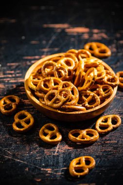 Tuzlu krakerler, bira için aperatif. Kırsal arkaplanda.