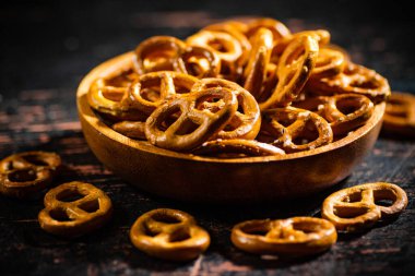 Tuzlu krakerler, bira için aperatif. Kırsal arkaplanda.