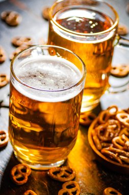 Tuzlu krakerli bira. Kırsal arkaplanda.