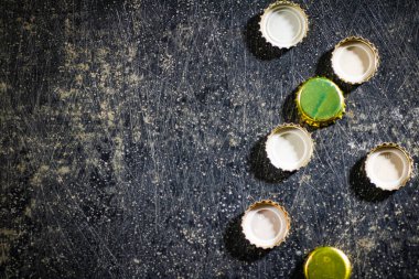 Birkaç bira şişesi kapağı. Kırsal arkaplanda.