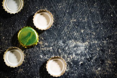 Birkaç bira şişesi kapağı. Kırsal arkaplanda.