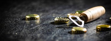 Kapaklı bira açacağı. Kırsal arkaplanda.