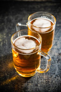 Bardakta taze bira. Taş zeminde.