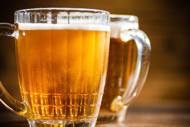 Bardakta taze bira. Kırsal arkaplanda.