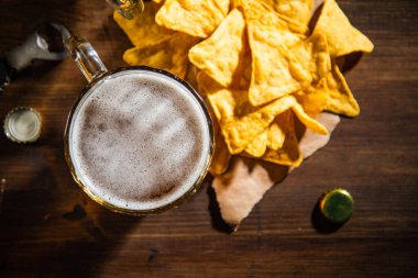 Mısır cipsli taze bira. Kırsal arkaplanda.