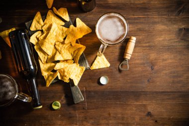 Mısır cipsli taze bira. Kırsal arkaplanda.