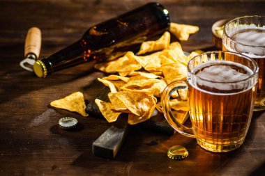 Mısır cipsli taze bira. Kırsal arkaplanda.