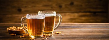 Tuzlu krakerle bardakta bira. Ahşap arka planda