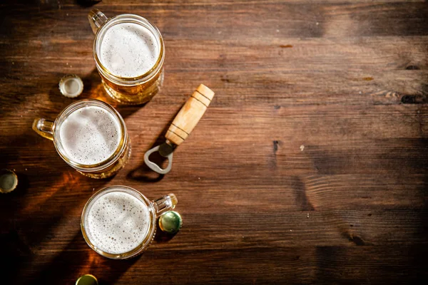 Bicchieri Con Birra Fresca Sfondo Legno — Foto Stock