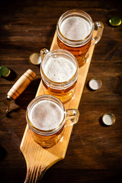Bril Met Vers Bier Houten Ondergrond — Stockfoto