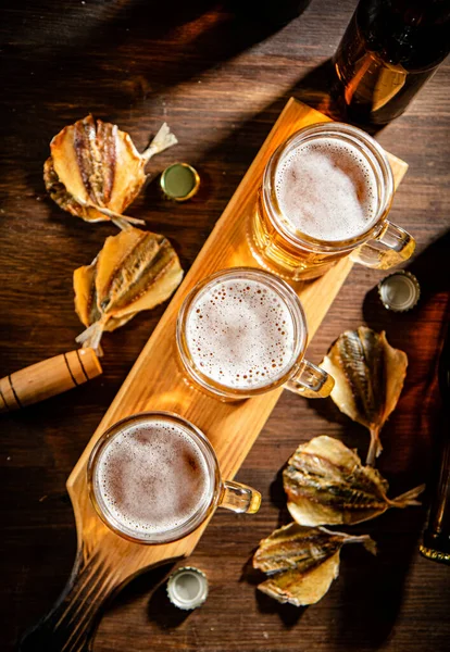 Vasos Cerveza Con Pescado Seco Sobre Tabla Madera — Foto de Stock