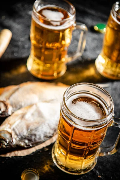 Пиво Сушеной Рыбой Деревенском Фоне — стоковое фото