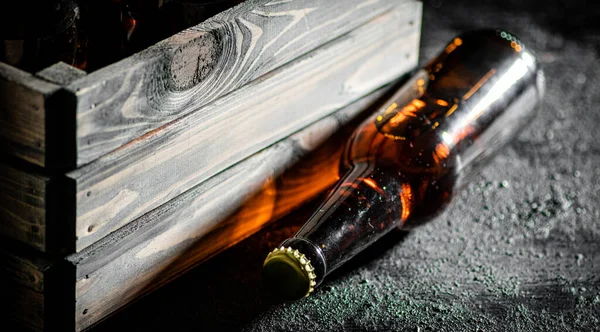 Botellas Cerveza Una Caja Sobre Fondo Rústico — Foto de Stock
