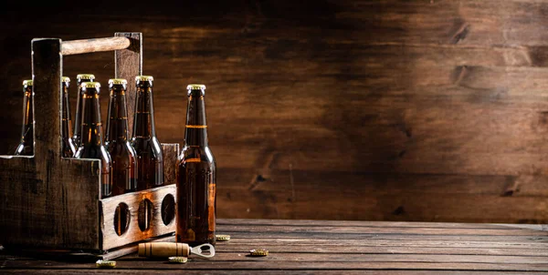 Bierflessen Een Oude Doos Houten Ondergrond — Stockfoto