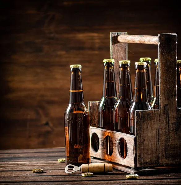 Butelki Piwie Starym Pudełku Drewnianym Tle — Zdjęcie stockowe