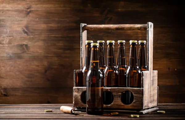 Botellas Cerveza Una Caja Vieja Sobre Fondo Madera —  Fotos de Stock