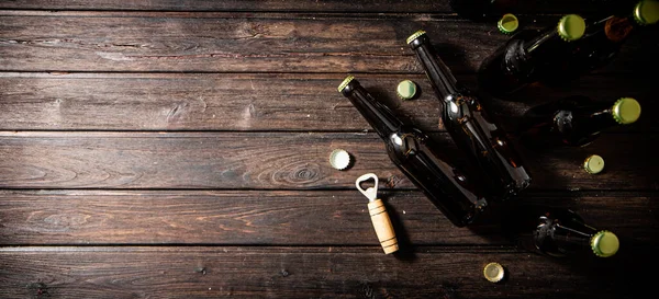 Flessen Met Bier Opener Houten Ondergrond — Stockfoto