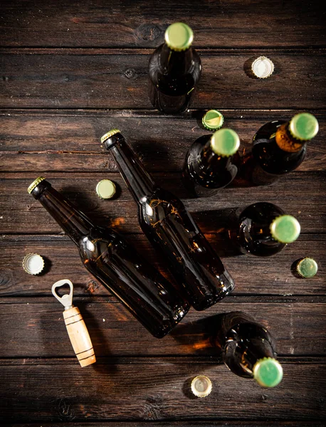 Garrafas Com Cerveja Abridor Fundo Madeira — Fotografia de Stock