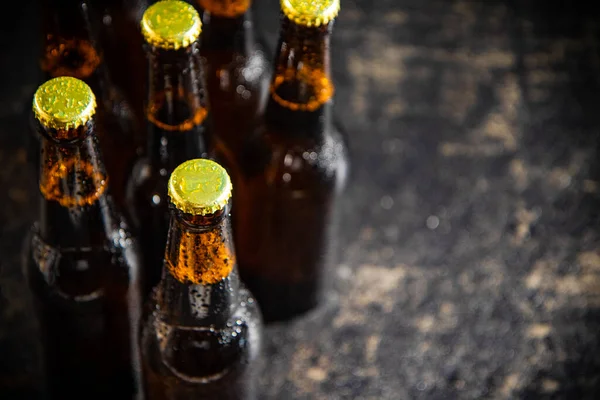 Свіже Пиво Закритих Пляшках Сільському Тлі — стокове фото