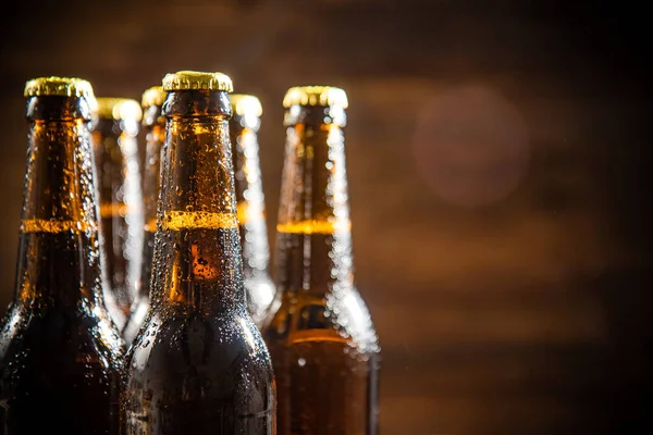 Свіже Пиво Закритих Пляшках Сільському Тлі — стокове фото