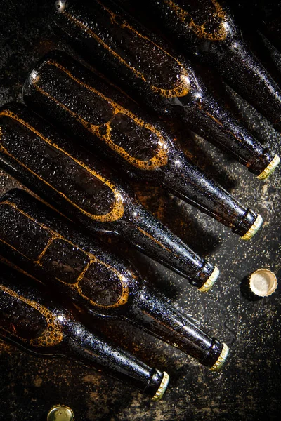 Cerveja Fresca Garrafas Fechadas Sobre Fundo Rústico — Fotografia de Stock