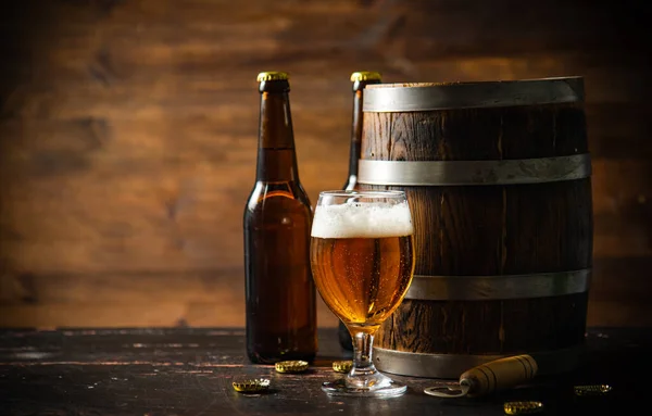 Szklanka Świeżym Piwem Tle Rustykalnym — Zdjęcie stockowe